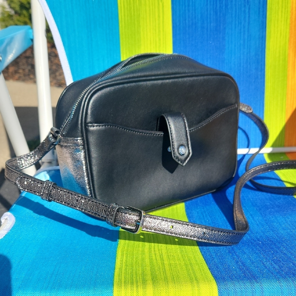 ✨️G.I.L.I. Black Crossbody Bag with Metallic Strap